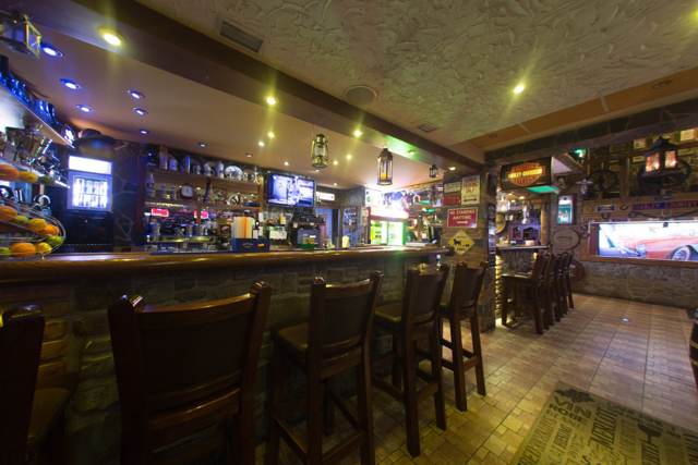 Drevené trámy a bar