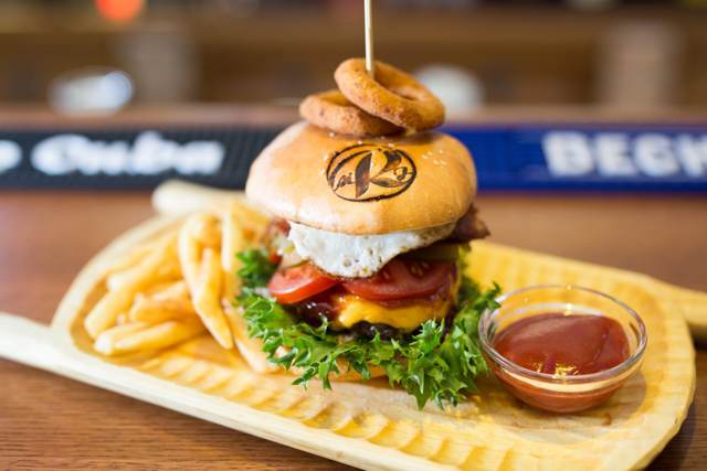 Burger na drevenej doske
