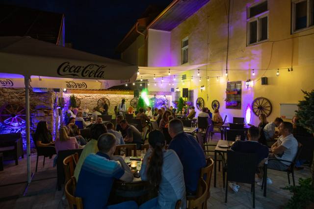 Letná terasa večer – živá hudba pod svetielkami