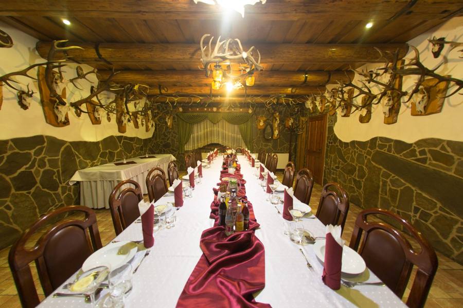 Poľovnícky salónik s trofejami
