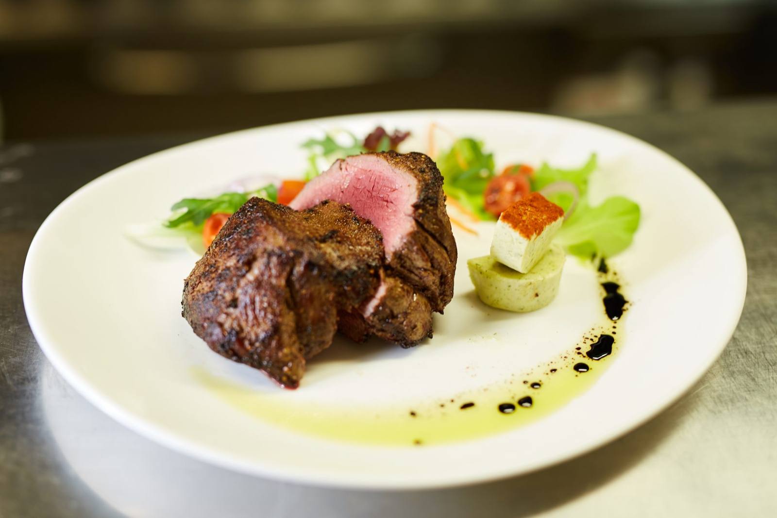 Steak z hovädzej sviečkovice so šalátom